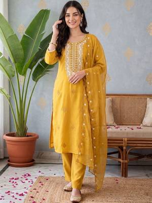 women ethnic motifs embroidered regular thread work kurta with trousers & with dupatta 6