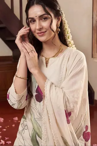 women floral printed regular kurta with trousers & with dupatta