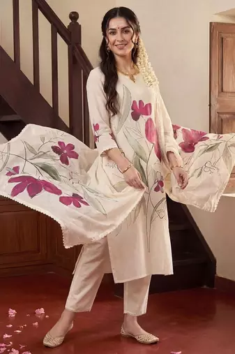 women floral printed regular kurta with trousers & with dupatta