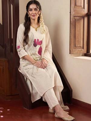 women floral printed regular kurta with trousers & with dupatta 5