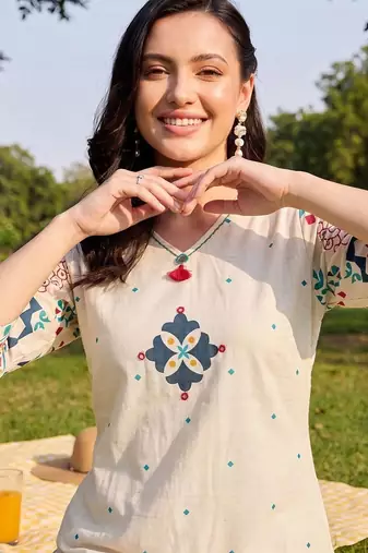 women printed regular kurta with trousers