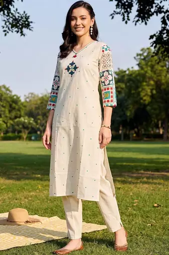 women printed regular kurta with trousers