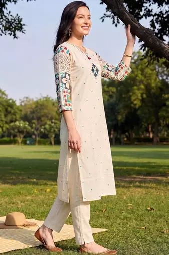 women printed regular kurta with trousers