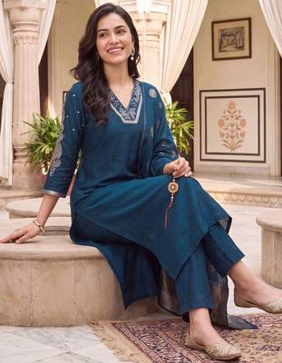 women ethnic motifs embroidered regular kurta with trousers & with dupatta 2