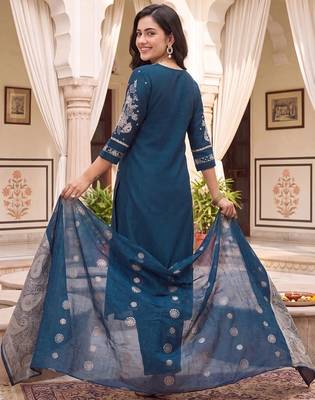 women ethnic motifs embroidered regular kurta with trousers & with dupatta 3