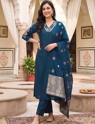 women ethnic motifs embroidered regular kurta with trousers & with dupatta 4