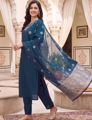 women ethnic motifs embroidered regular kurta with trousers & with dupatta 5