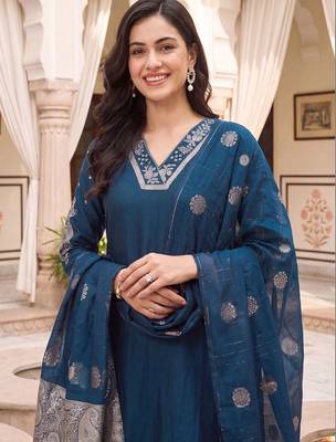women ethnic motifs embroidered regular kurta with trousers & with dupatta 6