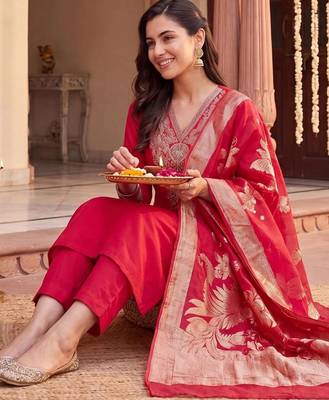 women ethnic motifs embroidered regular kurta with trousers & with dupatta 2