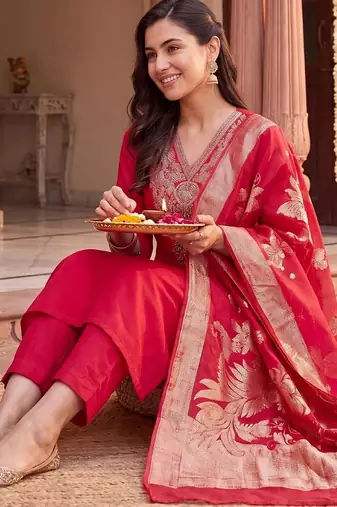 women ethnic motifs embroidered regular kurta with trousers & with dupatta