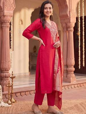 women ethnic motifs embroidered regular kurta with trousers & with dupatta 4