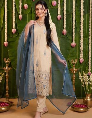 women ethnic motifs embroidered regular thread work kurta with trousers & with dupatta 6