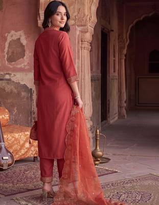 women ethnic motifs embroidered regular thread work kurta with trousers & with dupatta 4