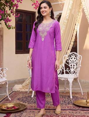 women ethnic motifs embroidered regular thread work kurta with trousers 2