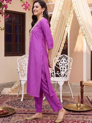 women ethnic motifs embroidered regular thread work kurta with trousers 3