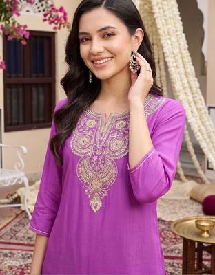 women ethnic motifs embroidered regular thread work kurta with trousers 4