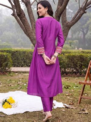 women ethnic motifs embroidered pleated thread work kurta with trousers 2