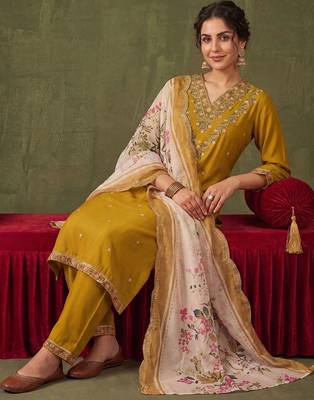 women ethnic motifs embroidered regular thread work kurta with trousers & with dupatta 2