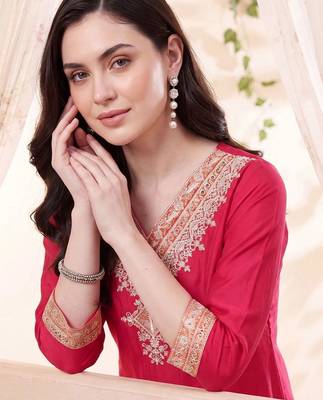 women ethnic motifs embroidered regular thread work kurta with trousers 2