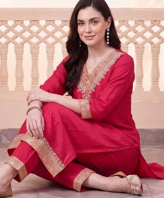 women ethnic motifs embroidered regular thread work kurta with trousers 3