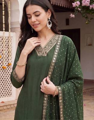 women ethnic motifs embroidered regular sequinned kurta with trousers & with dupatta 3