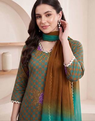 women ethnic motifs printed regular cotton kurta with trousers & with dupatta 4