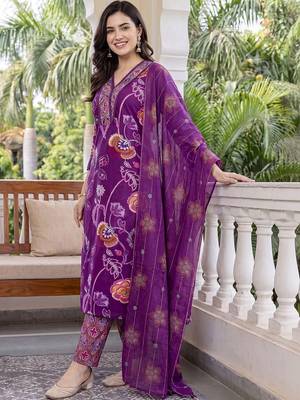women floral printed regular thread work cotton kurta with trousers & with dupatta 3