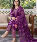 women floral printed regular thread work cotton kurta with trousers & with dupatta