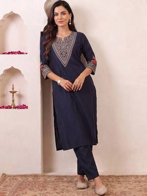 women ethnic motifs embroidered regular thread work kurta with trousers 2