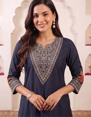 women ethnic motifs embroidered regular thread work kurta with trousers 4