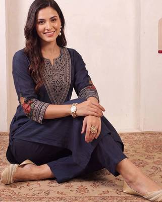 women ethnic motifs embroidered regular thread work kurta with trousers 6