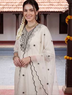 women ethnic motifs embroidered regular thread work kurta with trousers & with dupatta 3