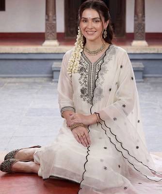 women ethnic motifs embroidered regular thread work kurta with trousers & with dupatta 5