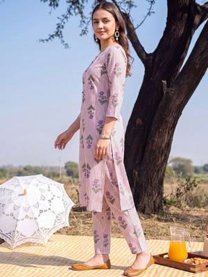 women printed regular cotton kurta with trousers 4