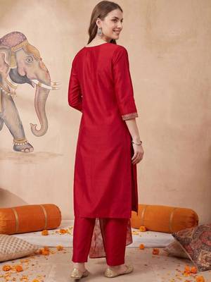 women ethnic motifs embroidered regular thread work kurta with trousers & with dupatta 3