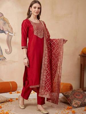 women ethnic motifs embroidered regular thread work kurta with trousers & with dupatta 5