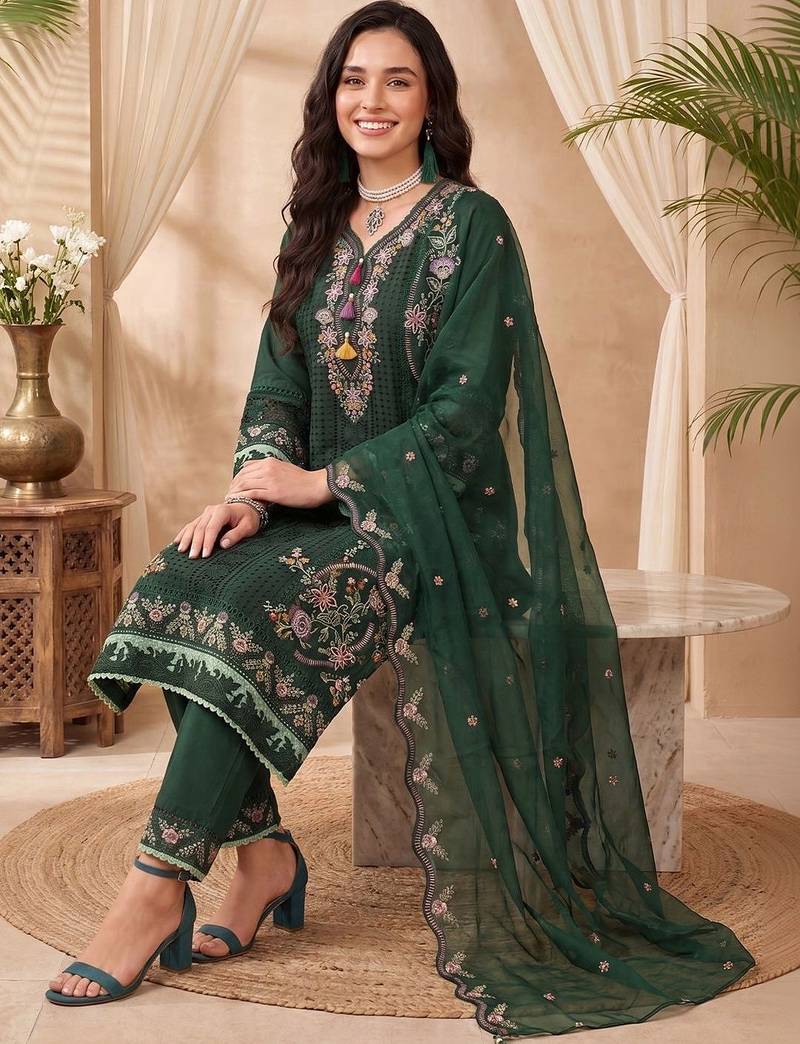 women floral embroidered regular thread work kurta with trousers & with dupatta