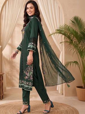 women floral embroidered regular thread work kurta with trousers & with dupatta 3