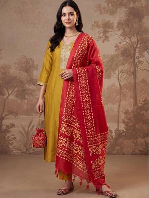 women ethnic motifs regular thread work kurta with trousers & with dupatta 1