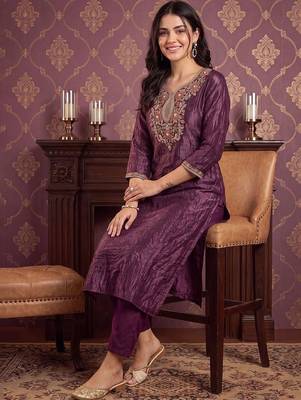 women ethnic motifs embroidered regular thread work kurta with trousers 2