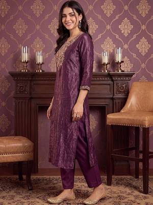 women ethnic motifs embroidered regular thread work kurta with trousers 3