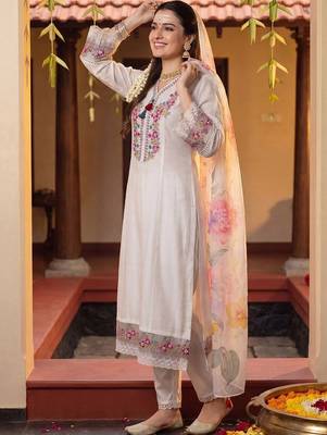 women floral embroidered regular thread work kurta with trousers & with dupatta 3
