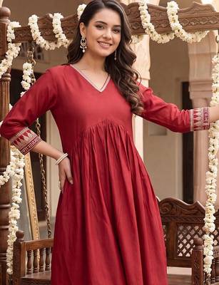 women empire thread work liva kurta with trousers 3