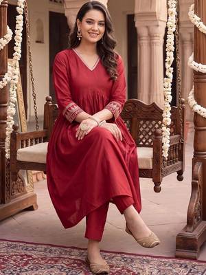 women empire thread work liva kurta with trousers 5