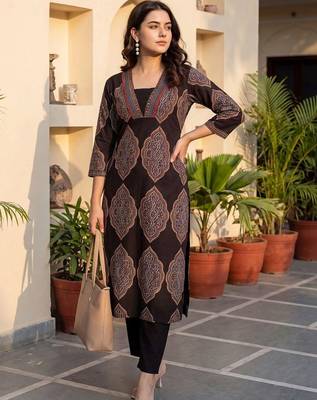 women ethnic motifs printed regular cotton kurta with trousers 4