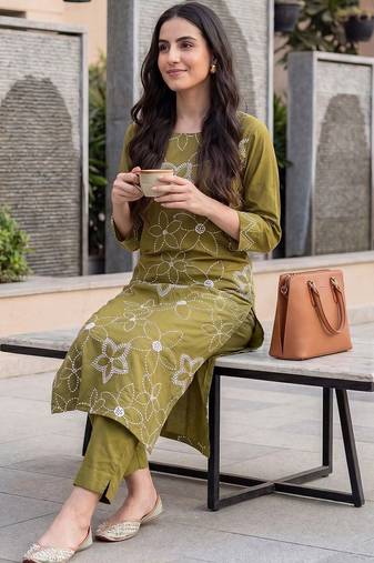 women floral embroidered regular thread work cotton kurta with trousers