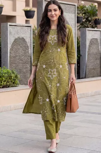 women floral embroidered regular thread work cotton kurta with trousers