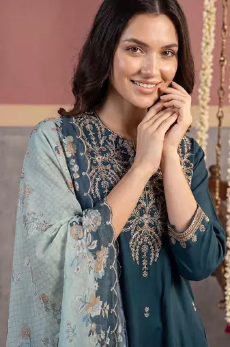 women ethnic motifs embroidered regular thread work kurta with trousers & with dupatta