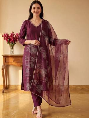 women ethnic motifs embroidered regular thread work kurta with trousers & with dupatta 6