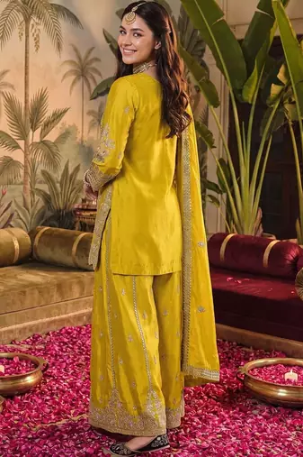 women ethnic motifs embroidered regular kurta with sharara & with dupatta
